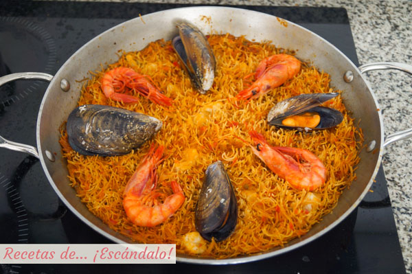 Fideua de marisco y pescado