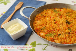 Fideuá de pollo y verduras con salsa alioli casera