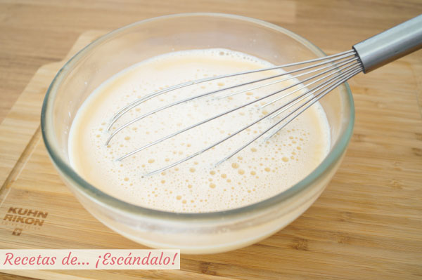 Huevos, leche y azucar para el flan de huevo