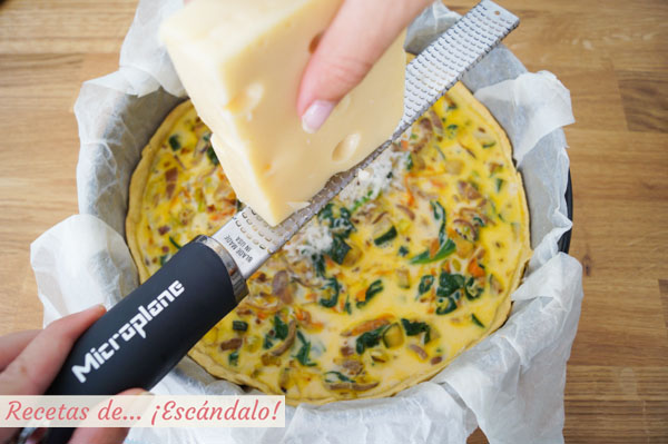 Queso rallado para la quiche de verduras