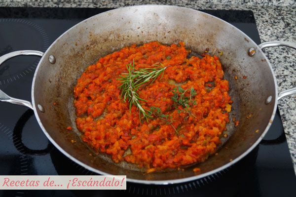 Sofrito para la fideua de pollo y verduras