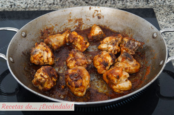 Pollo con tomate
