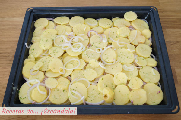 Patatas y cebollas para el rodaballo al horno