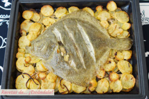 Rodaballo al horno con patatas panaderas. Receta de pescado al horno