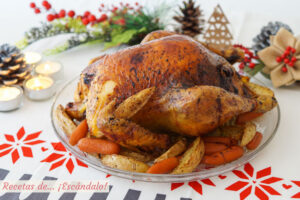 Pularda rellena al horno con guarnición de patatas marinadas y zanahorias baby. Receta de Navidad