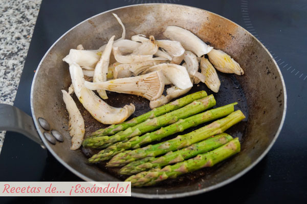 Setas y esparragos a la plancha