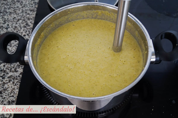 Crema de brocoli con ajos tiernos y patata