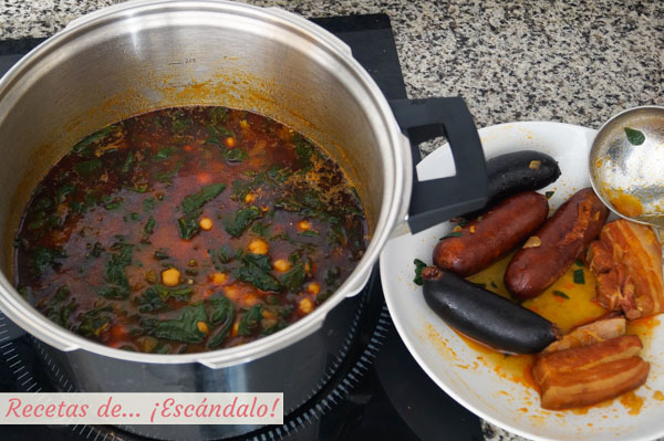 Potaje de garbanzos con espinacas y chorizo