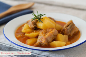 Patatas con costillas de cerdo. Receta de guisado tradicional