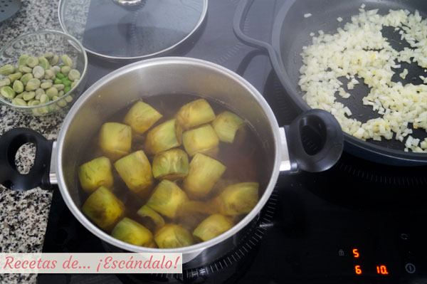 Cocemos las alcachofas mientras empezamos con el sofrito
