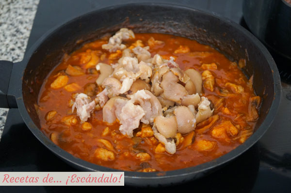 Manitas de cerdo en salsa