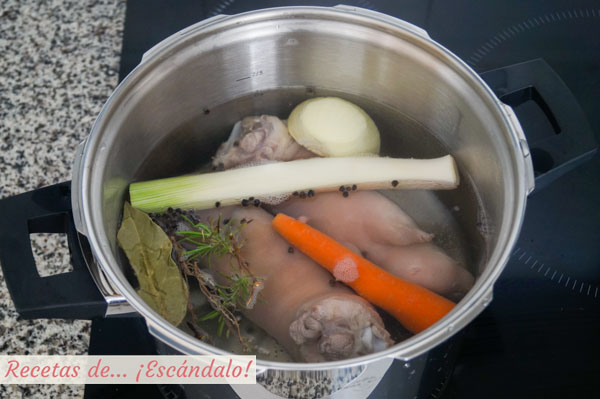 Manitas de cerdo guisadas