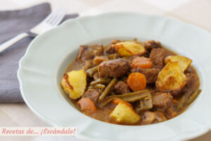 Carne guisada en salsa con patatas y verduras. Receta de cuchara