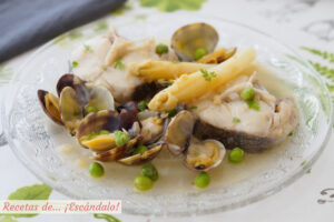 Merluza a la vasca o merluza en salsa verde. Receta tradicional