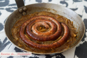 Salchichas o longanizas al vino. Receta de cocina fácil y muy rica