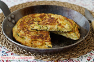 Cómo hacer tortilla de calabacín y cebolla. Receta fácil y muy rica
