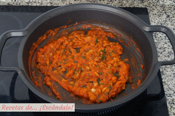 Sofrito de tomate, cebolla y albahaca