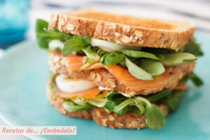 Sándwich «Ses Illetes» de salmón, aguacate y huevo duro