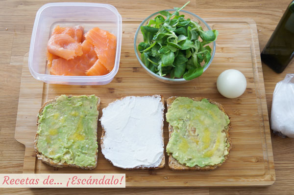 Sandwich con aguacate y queso crema