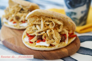 Bocadillo «Saona» de pan pita con pollo desmechado a la mostaza, queso brie y pimientos del piquillo