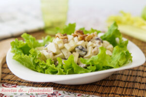 Receta de la famosa ensalada Waldorf, original y muy fácil de preparar