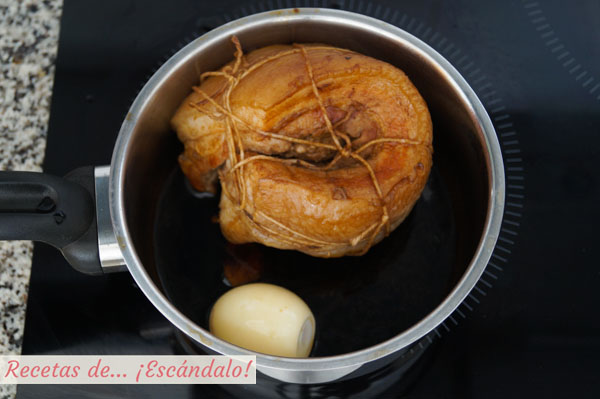 Panceta de cerdo y huevos con marinada de ramen