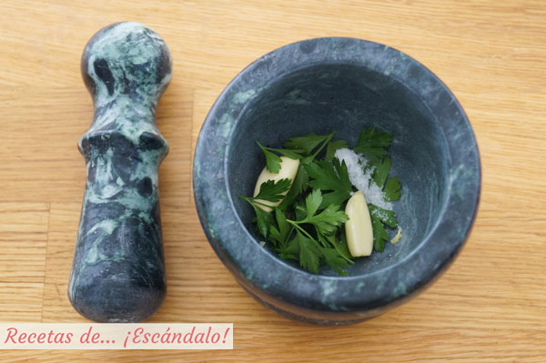 Majado de ajo y perejil