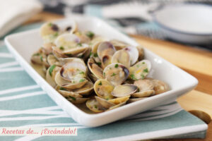 Almejas en salsa verde. Receta de aperitivo fácil y saludable