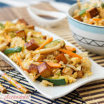 Tofu marinado con wok de verduras y arroz