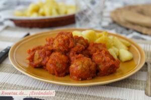 Receta de albóndigas de carne con salsa de tomate casera y patatas salteadas