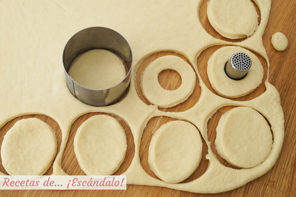 Cortando donuts caseros