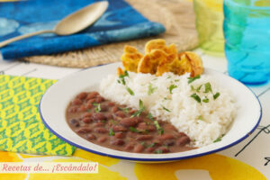 Frijoles negros con arroz blanco y patacones o tostones de plátano macho al horno