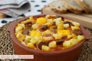 Receta de huevos a la flamenca con chorizo y patatas