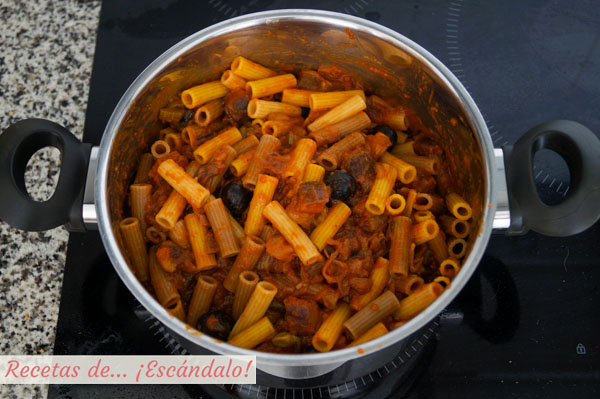 Pasta con verduras caponata siciliana