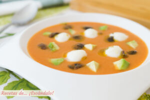 Salmorejo con mozzarella y picadillo de anchoas, alcaparras y aceitunas