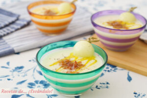 Sopa fría de melón con jamón crujiente. Receta fácil y refrescante