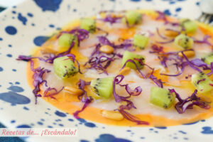Carpaccio de bacalao con kiwi y salmorejo. Receta saludable y original