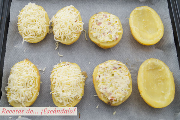 Como hacer patatas rellenas al horno con jamon, puerros y queso