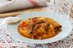 Níscalos con patatas, también llamados rebollones, robellones o guíscanos