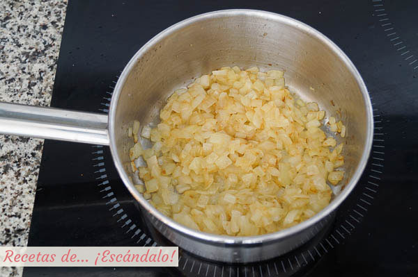 Sofrito de ajo y cebolla para la salsa de almendras