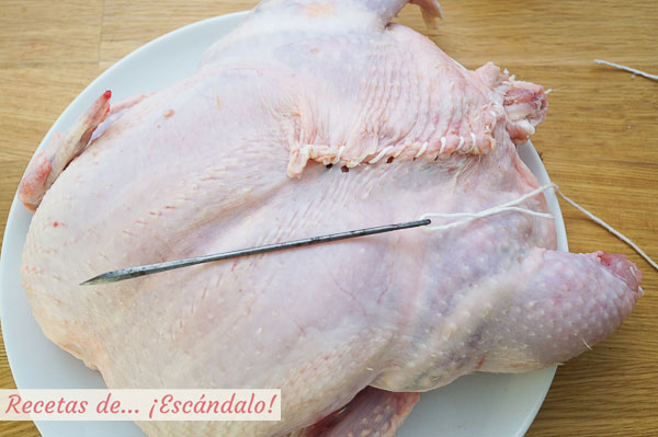 Como coser pollo relleno