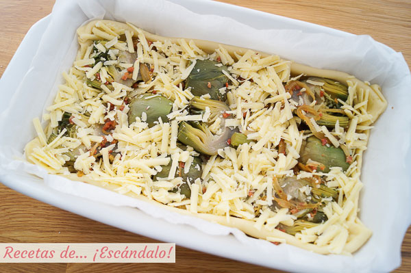 Como hacer una tarta salada de hojaldre con alcachofas, jamon serrano y queso cheddar