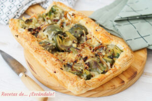 Tarta salada de hojaldre con alcachofas, jamón serrano y queso cheddar