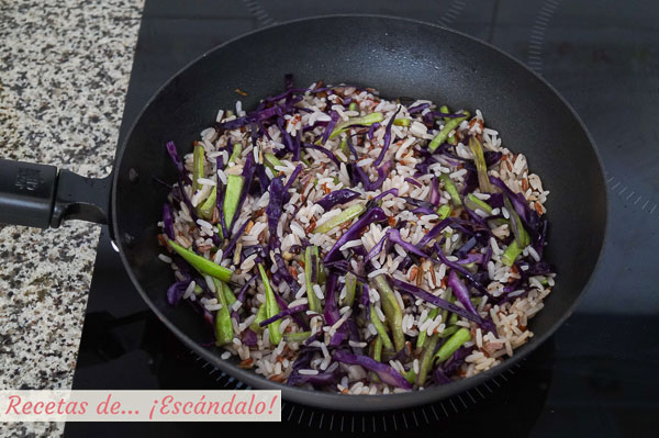 Arroz blanco con verduras salteadas