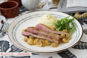 Secreto de cerdo ibérico con champiñones cremosos a la mostaza
