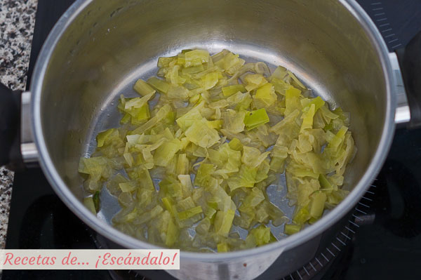 Sofrito de puerro y cebolla para crema de esparragos
