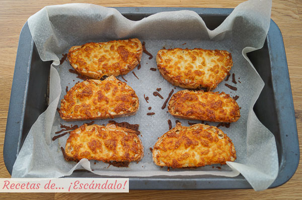 Tostadas con queso gratinado