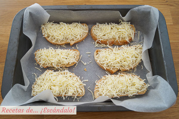 Tostadas de pan con queso