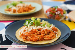 Tostadas de tinga de pollo. Receta mexicana deliciosa y sencilla