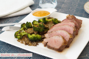 Presa ibérica de cerdo al horno con setas y brócoli y salsa romesco